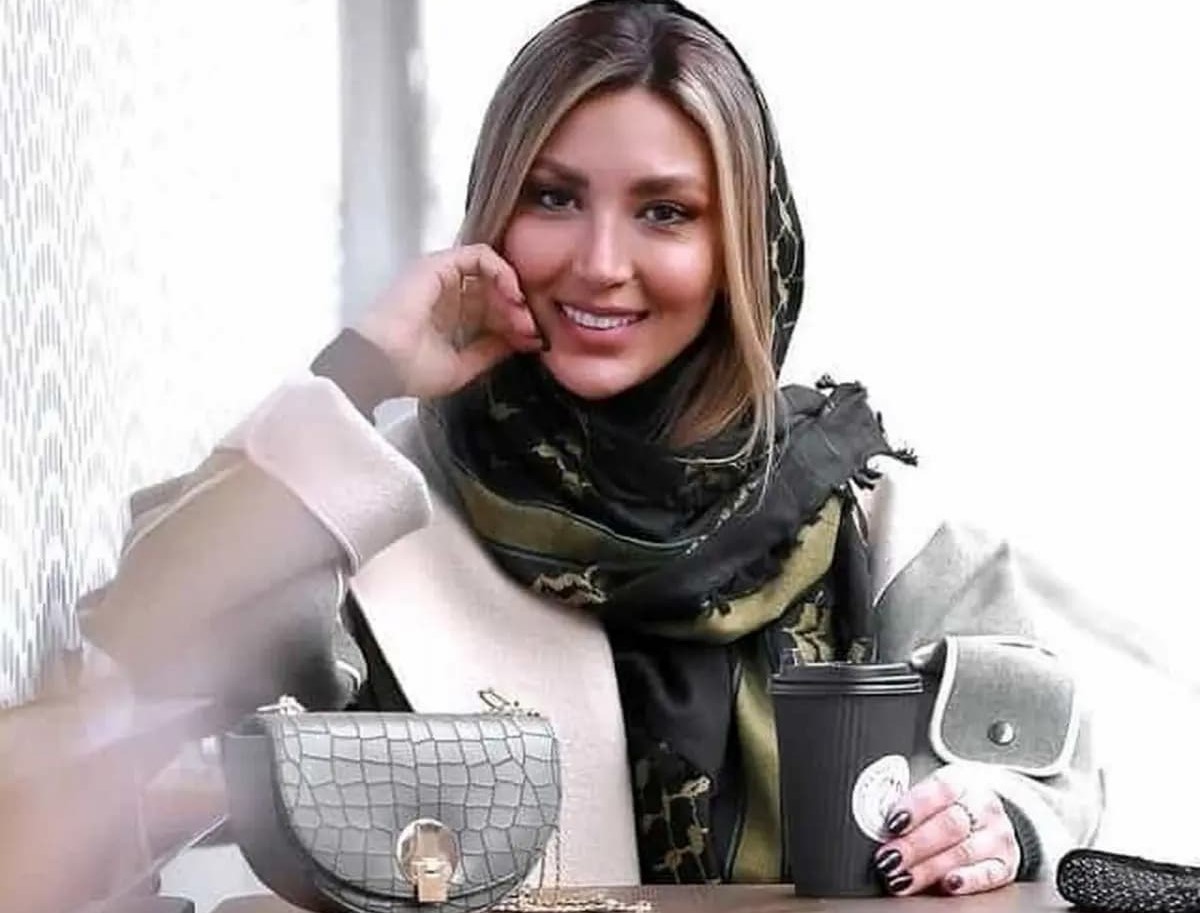 مینا مختاری با یک جلیقه ترند آمد | استایل خاص همسر بهرام رادان هوش از سر همه پراند