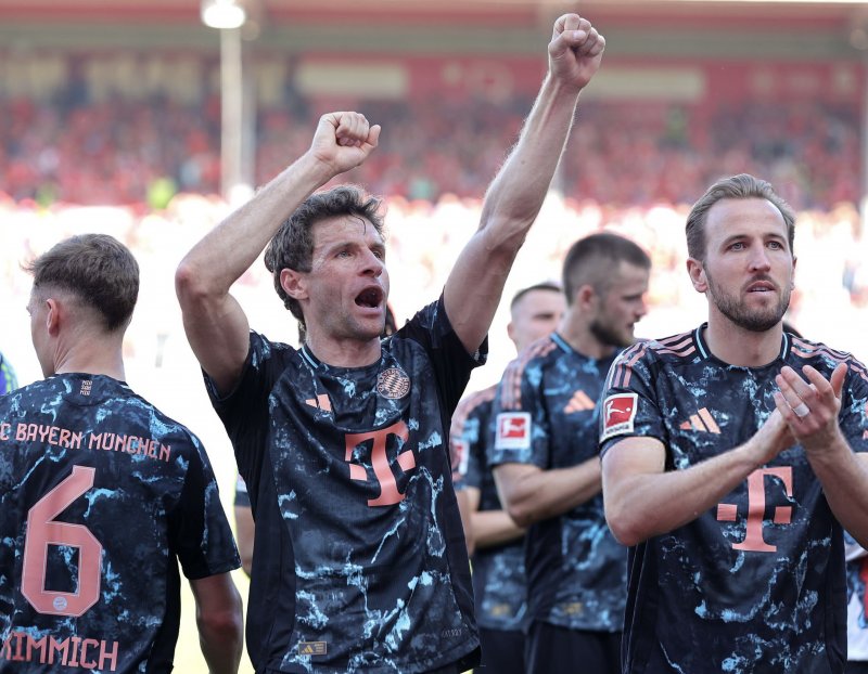 هواداران بایرن این پیراهن را به آتش میکشند!