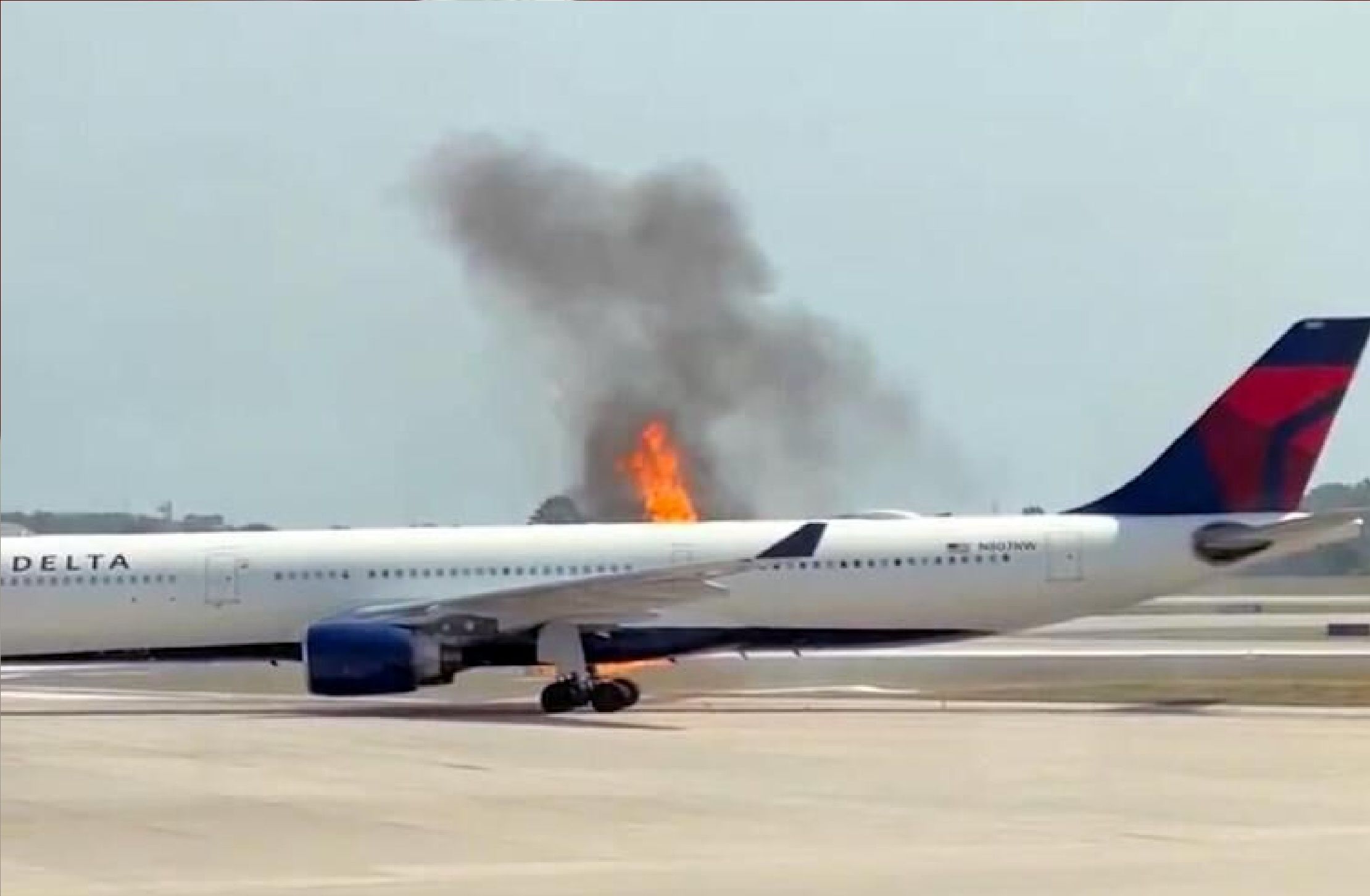 آتش سوزی در یک هواپیمای مسافربری / خروج اضطراری ۲۰۰ مسافر
