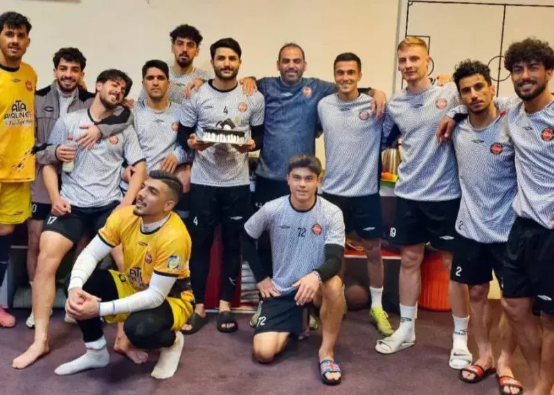 جشن تولد ۲۸ سالگی در رختکن تراکتور