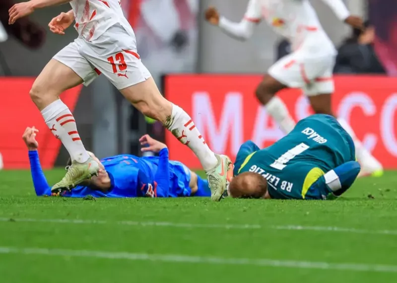 نگرانی در آلمان: دروازهبان لایپزیش بیمارستانی شد!