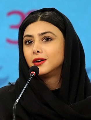 ژست هنری آزاده صمدی در یک گالری | خانم بازیگر با تیپ خاصش ظاهر شد