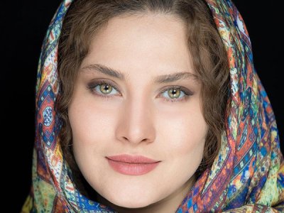 سر و کله ساناز سعیدی با استایل عروسکی پیدا شد | بازیگر سریال فریبا گرد و خاک کرد