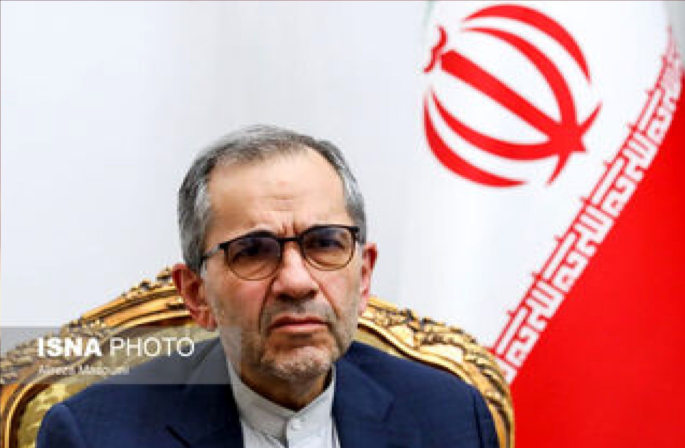 امضای تخت‌روانچی بر دفتر یادبود درگذشت پاپ فرانسیس