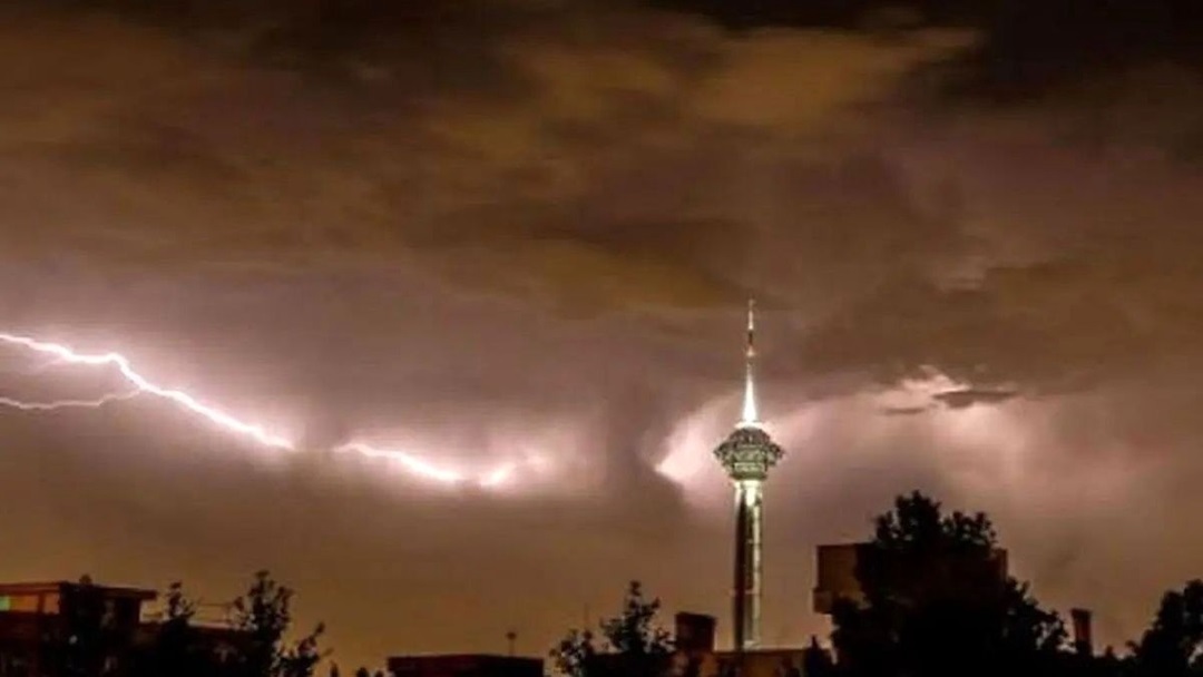 هواشناسی تهران | تداوم وزش باد شدید و خیزش گرد و خاک در تهران