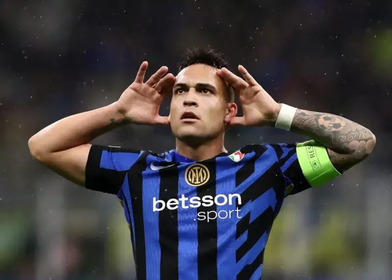 تاج‌گذاری لائوتارو در میلان: به پادشاه تعظیم کنید