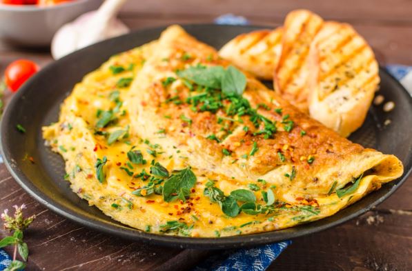 طرز تهیه املت پنیر خوشمزه ؛ یک صبحانه خاص و متفاوت