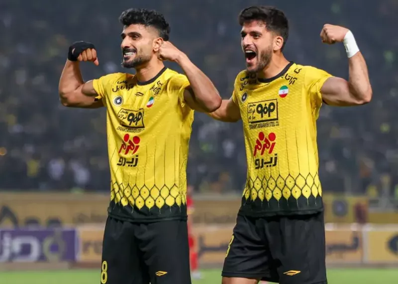 واکس خوردن کفش ستاره سپاهان در اوج مسابقه!