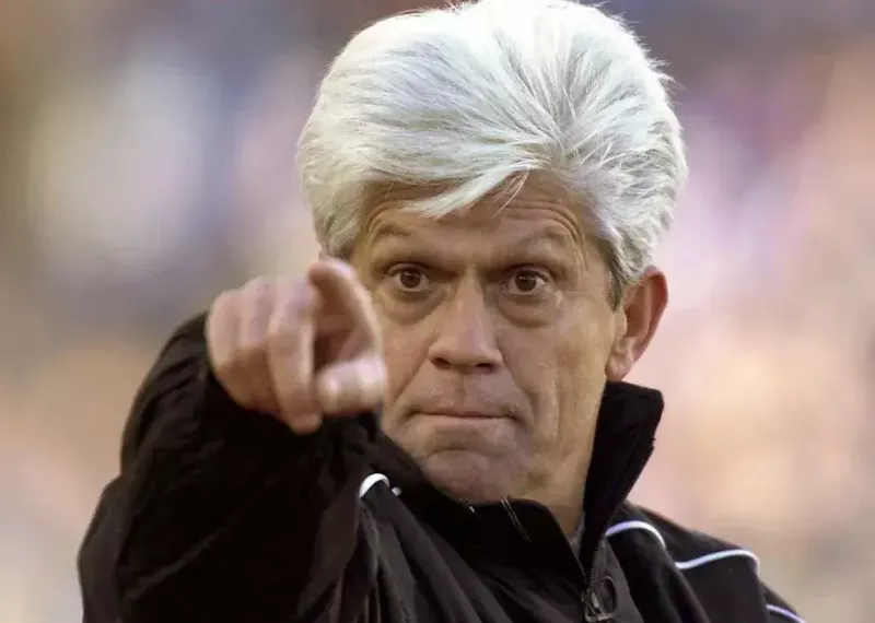 این سرمربی مشهور که از موبایل متنفر بود!