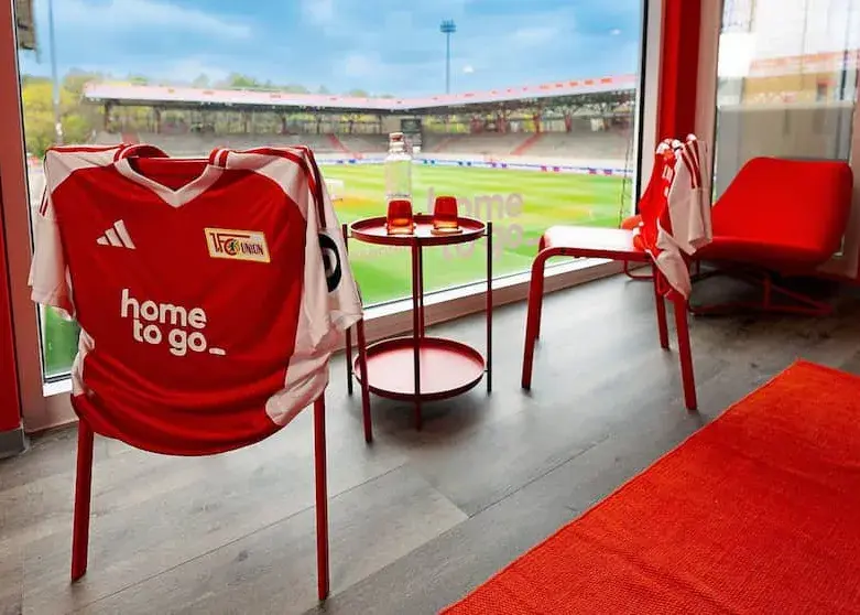 تختخواب روی سکوها، دوش در رختکن داوران!