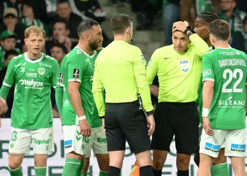 توقف دربی: کمکداور با سکه مصدوم شد!