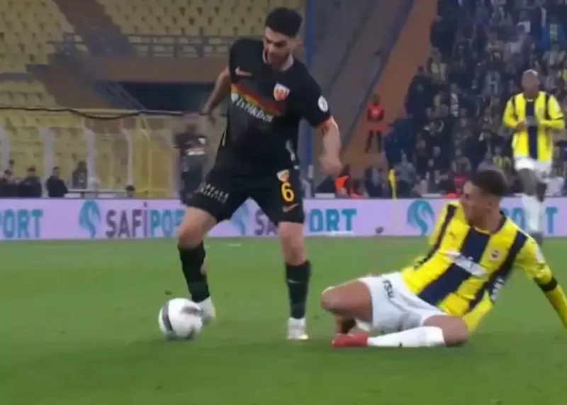 چه توپی لو داد علی کریمی! (عکس)