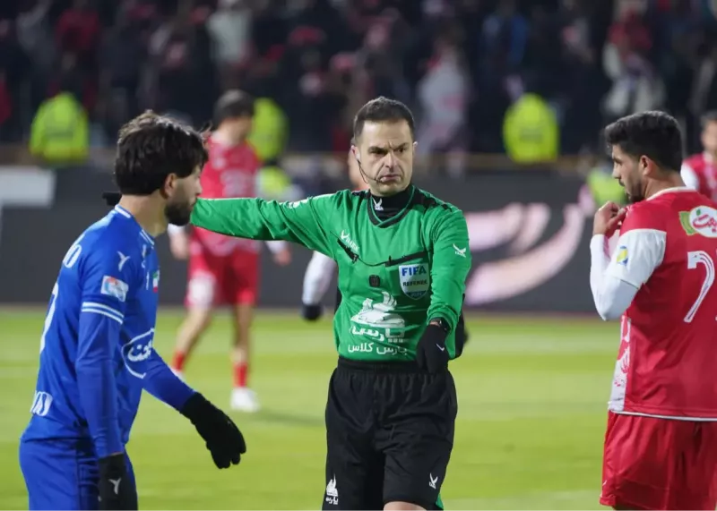 بنیادیفر پرسپولیس - سپاهان را فیلمبرداری میکند