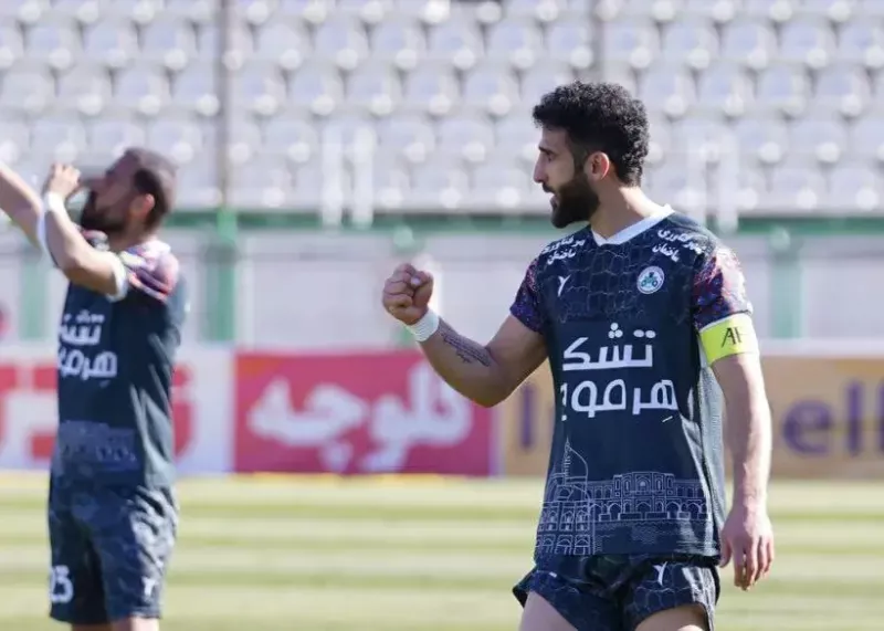 کاپیتان ذوب آهن را با آمبولانس بردند