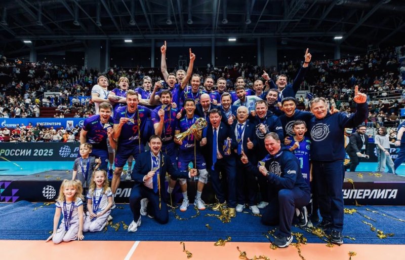 از روی مربی ایران رد شدند و جام گرفتند