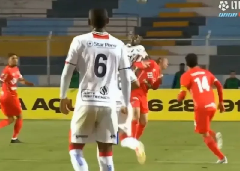 فک بازیکن حریف را شکست، فقط کارت زرد گرفت!